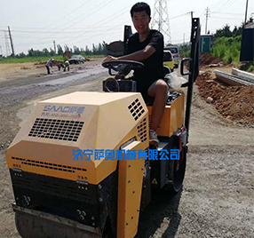 座駕振動(dòng)壓路機(jī)，路面壓實(shí)施工現(xiàn)場(chǎng)